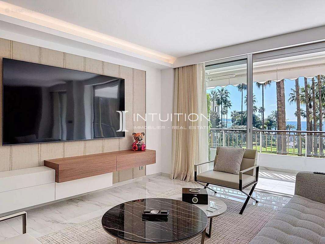Cannes - Croisette : Magnifique appartement 3 pièces avec vue mer dans une résidence de renom - photo 18