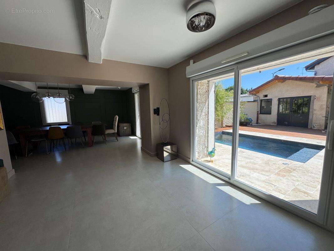 COUP DE CŒUR — Ancien corps de ferme rénové de 172 m² avec piscine à Chavanoz - photo 8