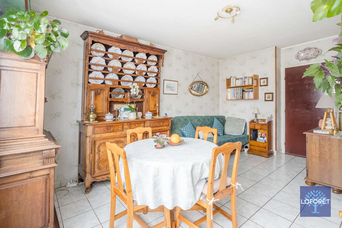 Appartement à LES PAVILLONS-SOUS-BOIS