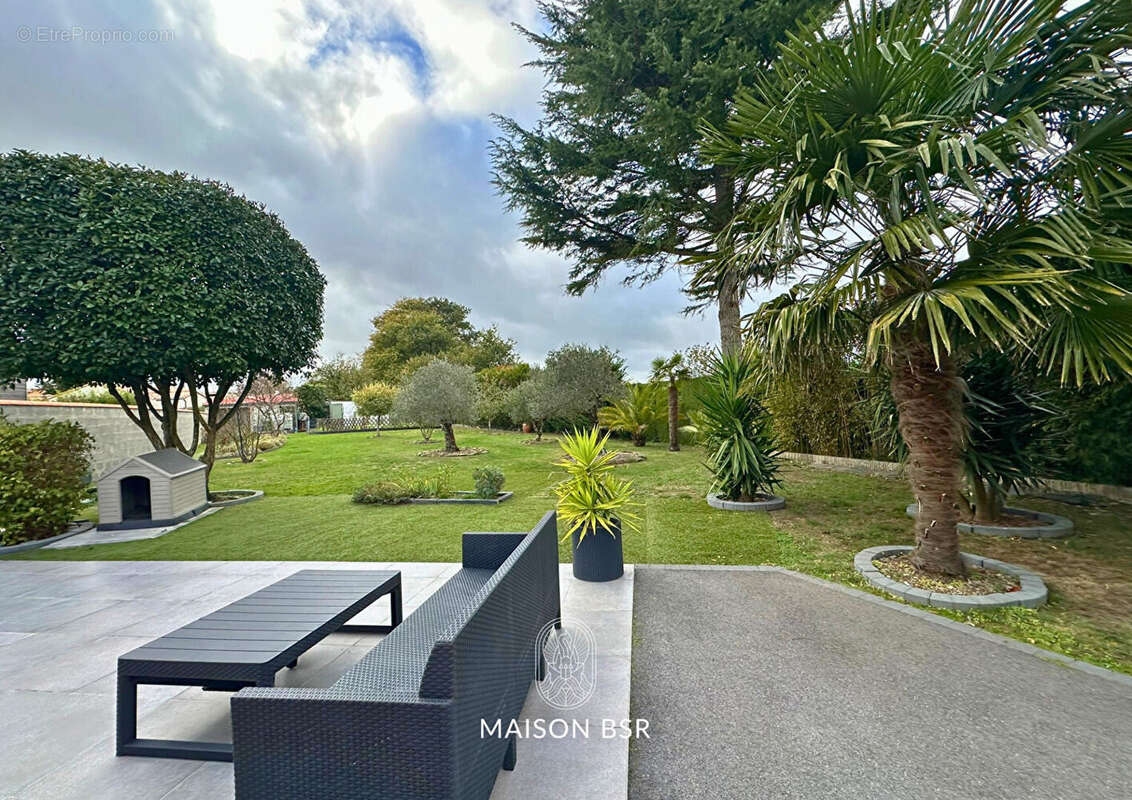 Coup de coeur! Maison de plain pied 117 m2  jardin Paysager de 1256 m2 , jacuzzi et garages. - photo 15