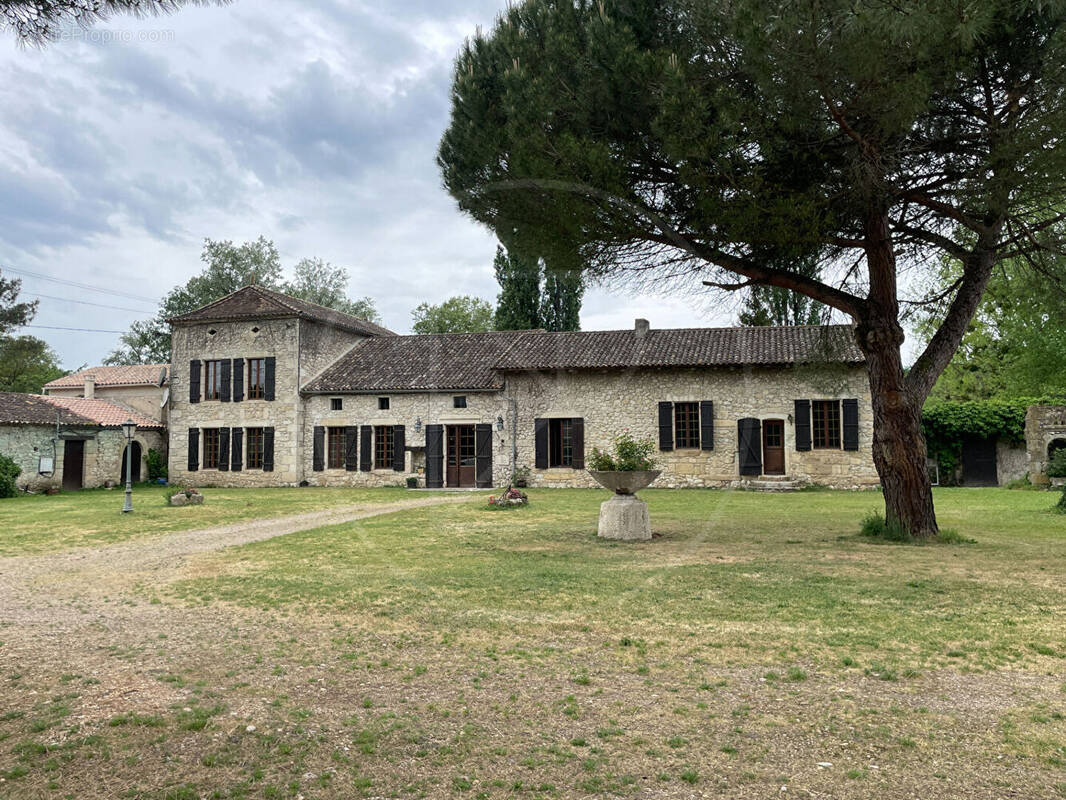Maison à BONNEVILLE-ET-SAINT-AVIT-DE-FUMADIERES