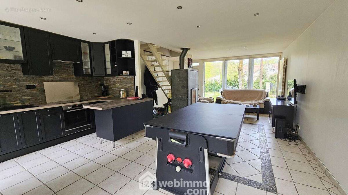 Un espace repas avec sa cuisine ouverte...