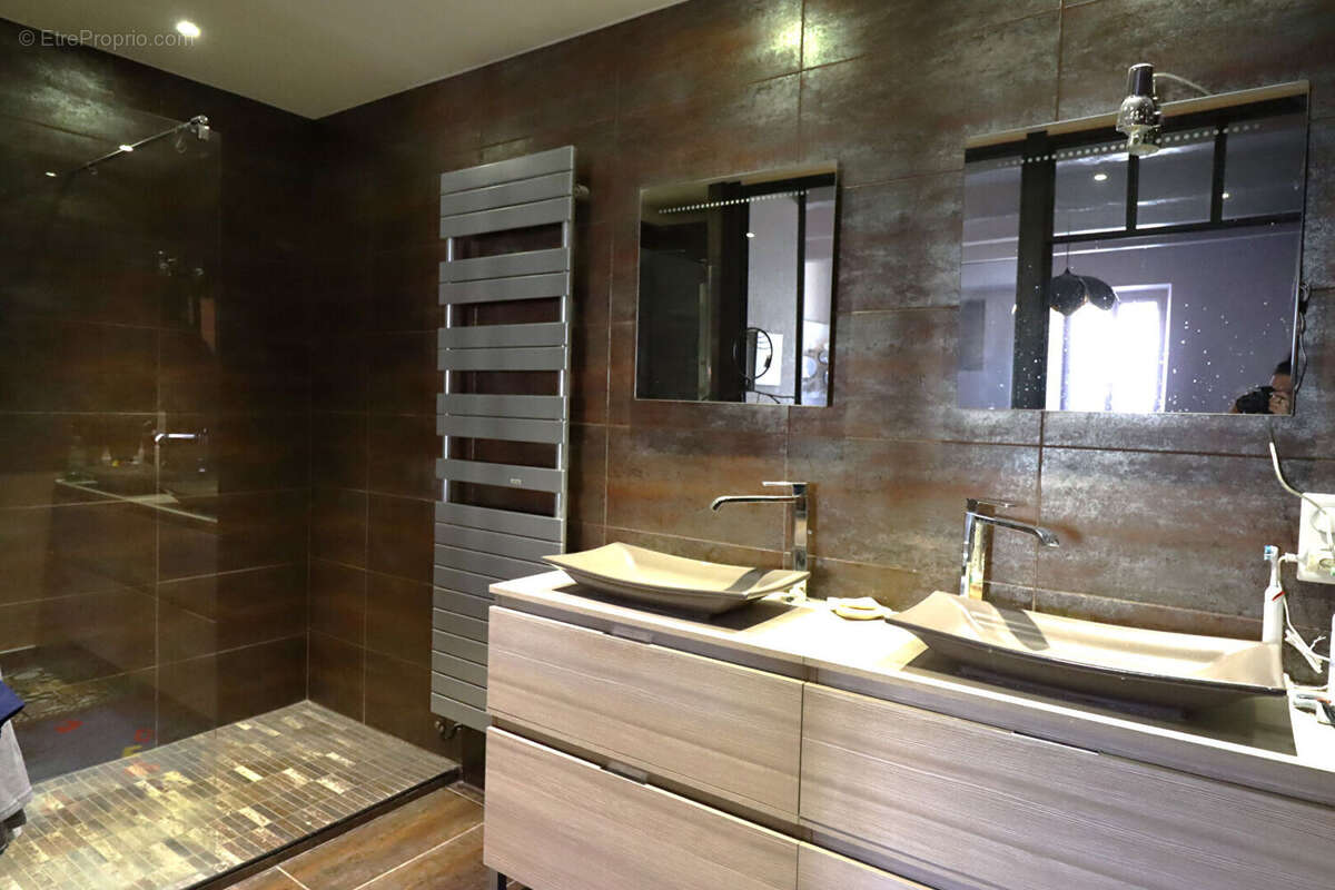 Ensemble de 3 batisses de caractère rénovés 1685M² de terrain - photo 8