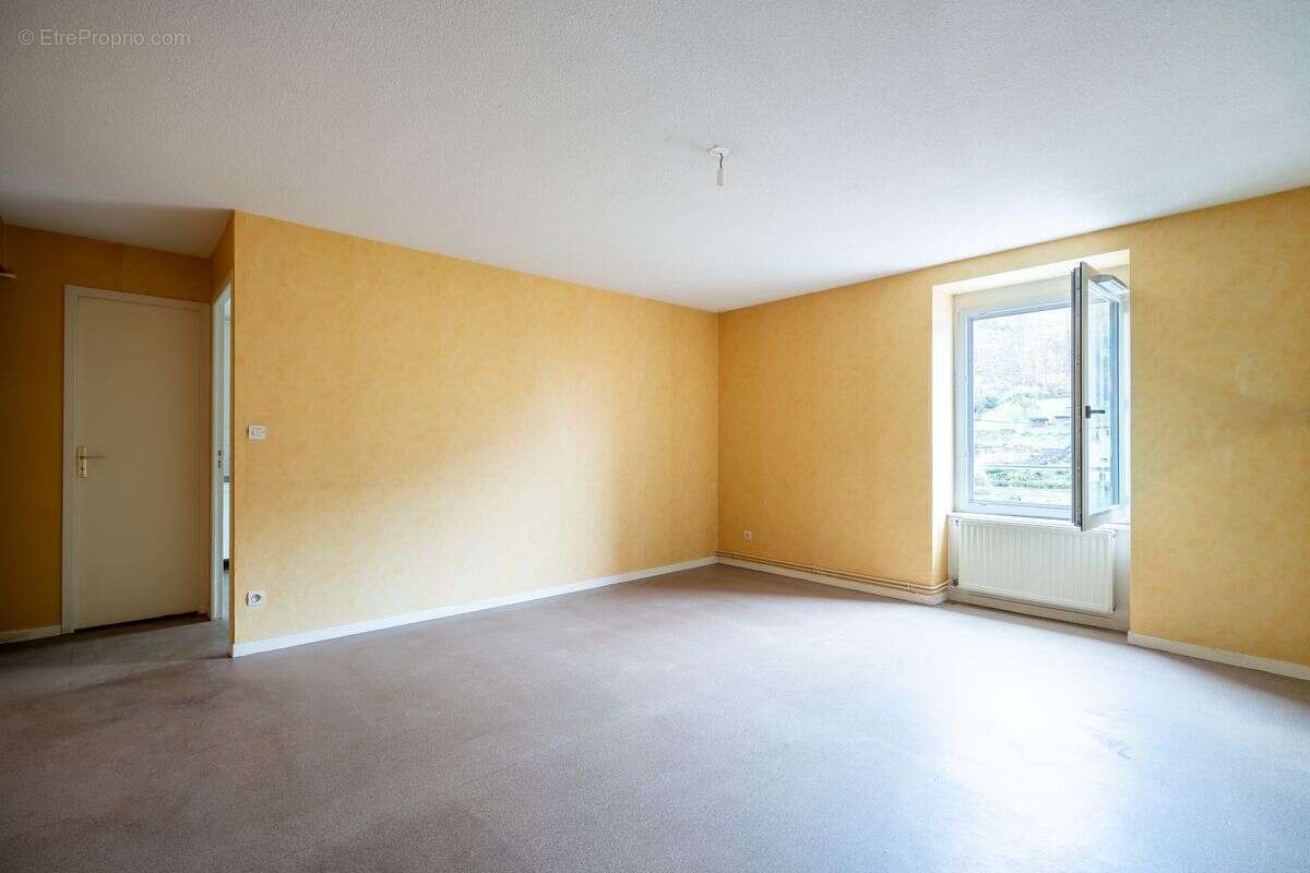 Appartement à COURS-LA-VILLE