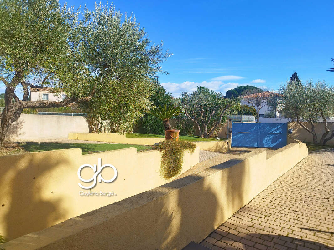 Villa traditionnelle 192 m2 avec jardin fruitier et pool house en bois - - photo 14