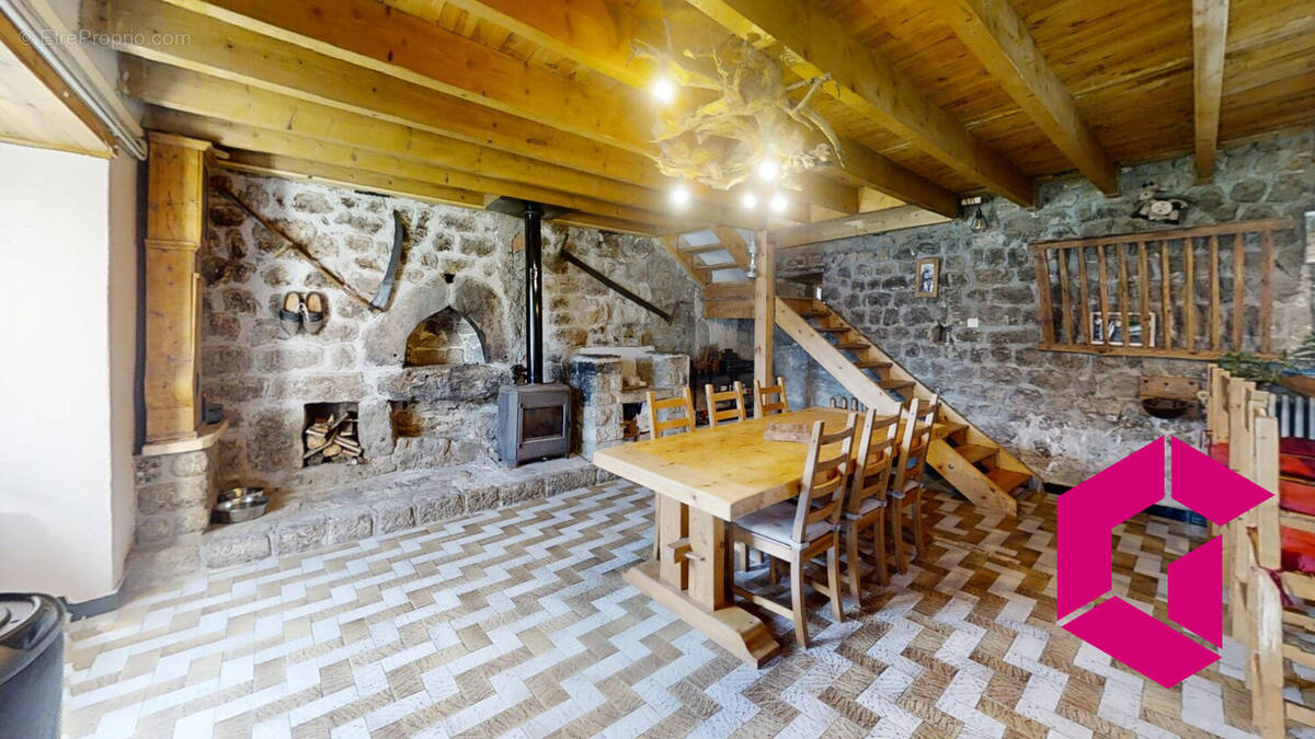 Maison à SAINT-JEURES