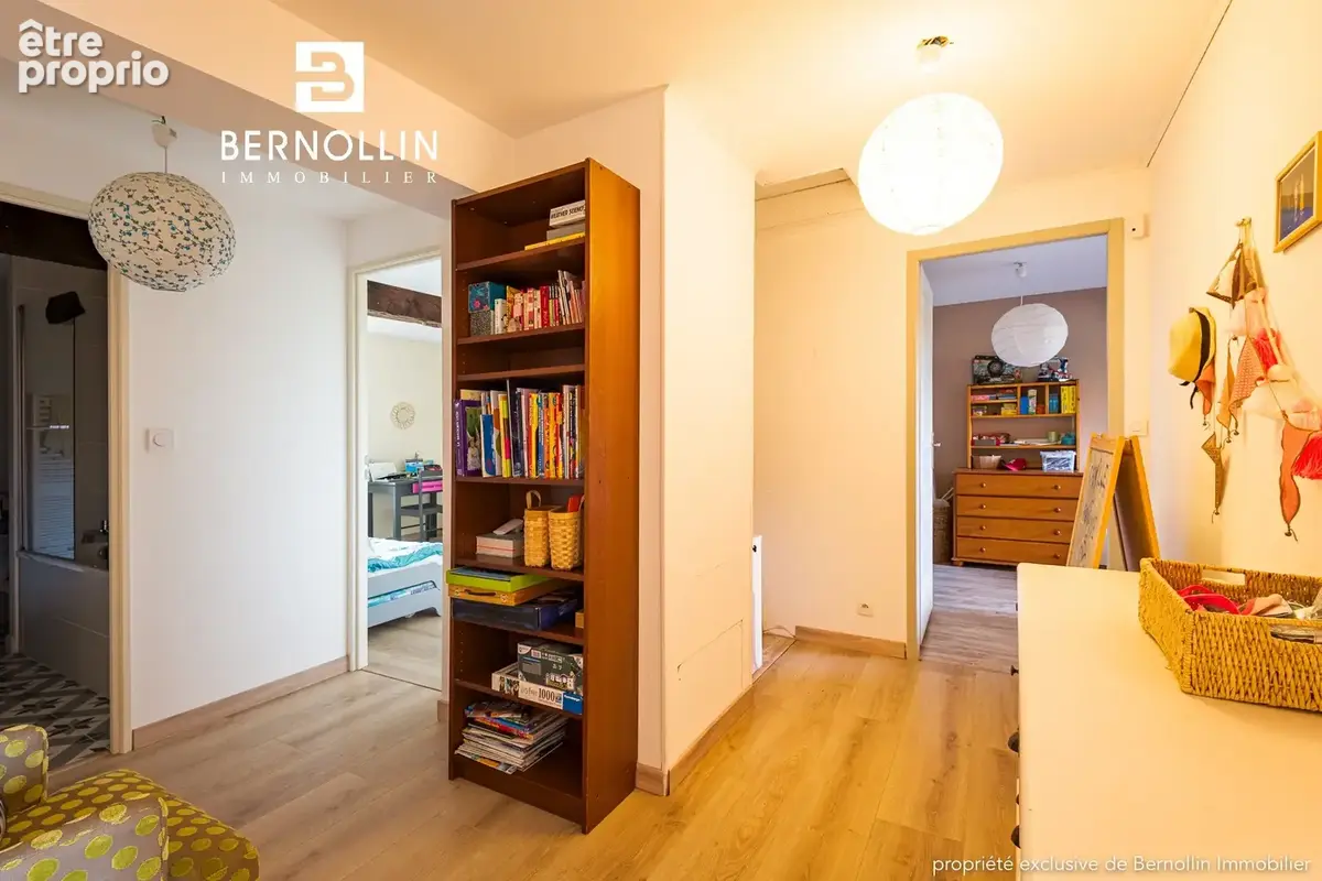 Authentique maison en pierre entièrement rénovée, 244 m2, 6 chambres, avec garage et terrain clos à Cuisiat - photo 18