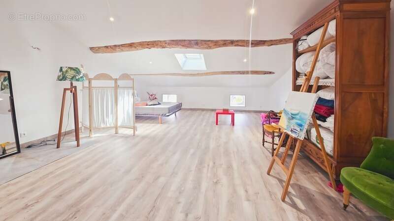 Maison de caractère à vendre 4 pièces VARAIZE (17) AVEC DEPENDANCES, GRANGES - photo 17