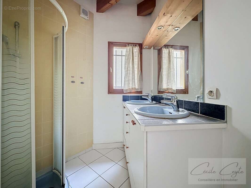 LA TRONCHE, Proche Hôpital, Maison familiale avec 5 chambres - photo 12