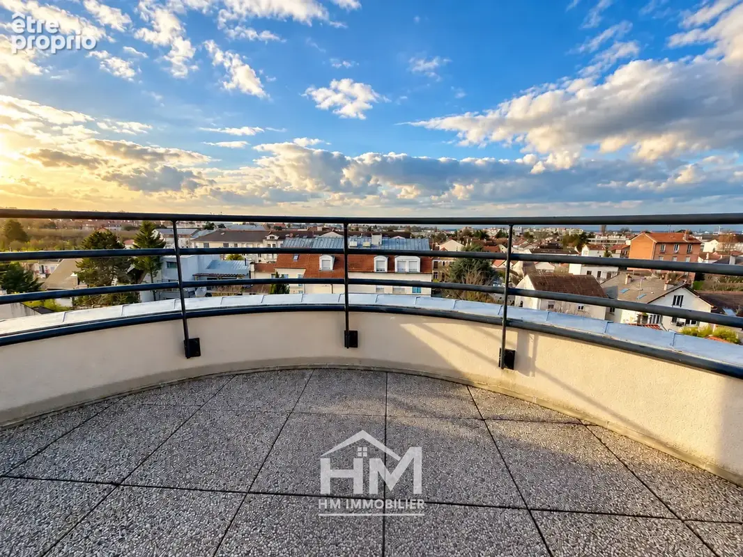 Rue Henri-Barbusse  Exclusivité — Appartement en dernier étage avec deux balcons - photo 1