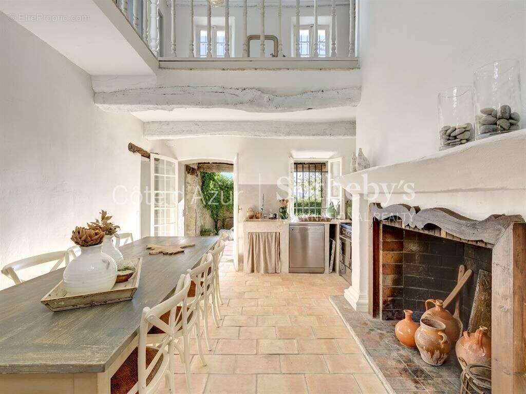 Maison à CHATEAUNEUF-GRASSE