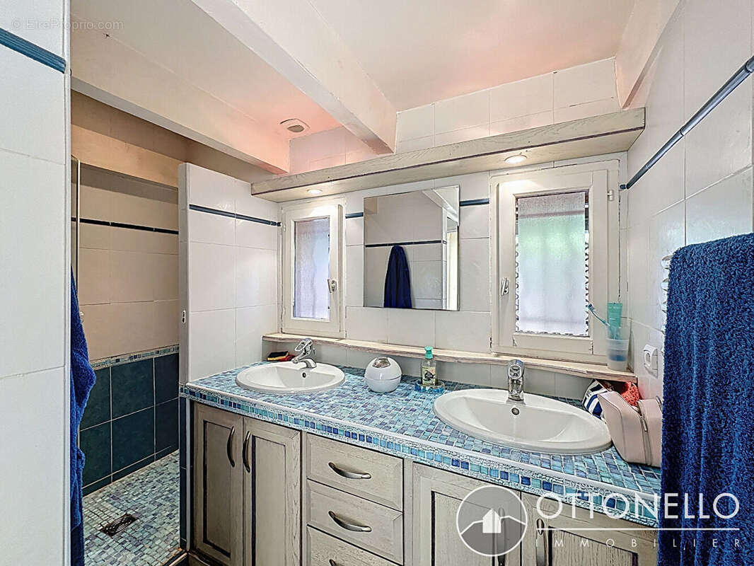 Maison à ROQUEBRUNE-SUR-ARGENS