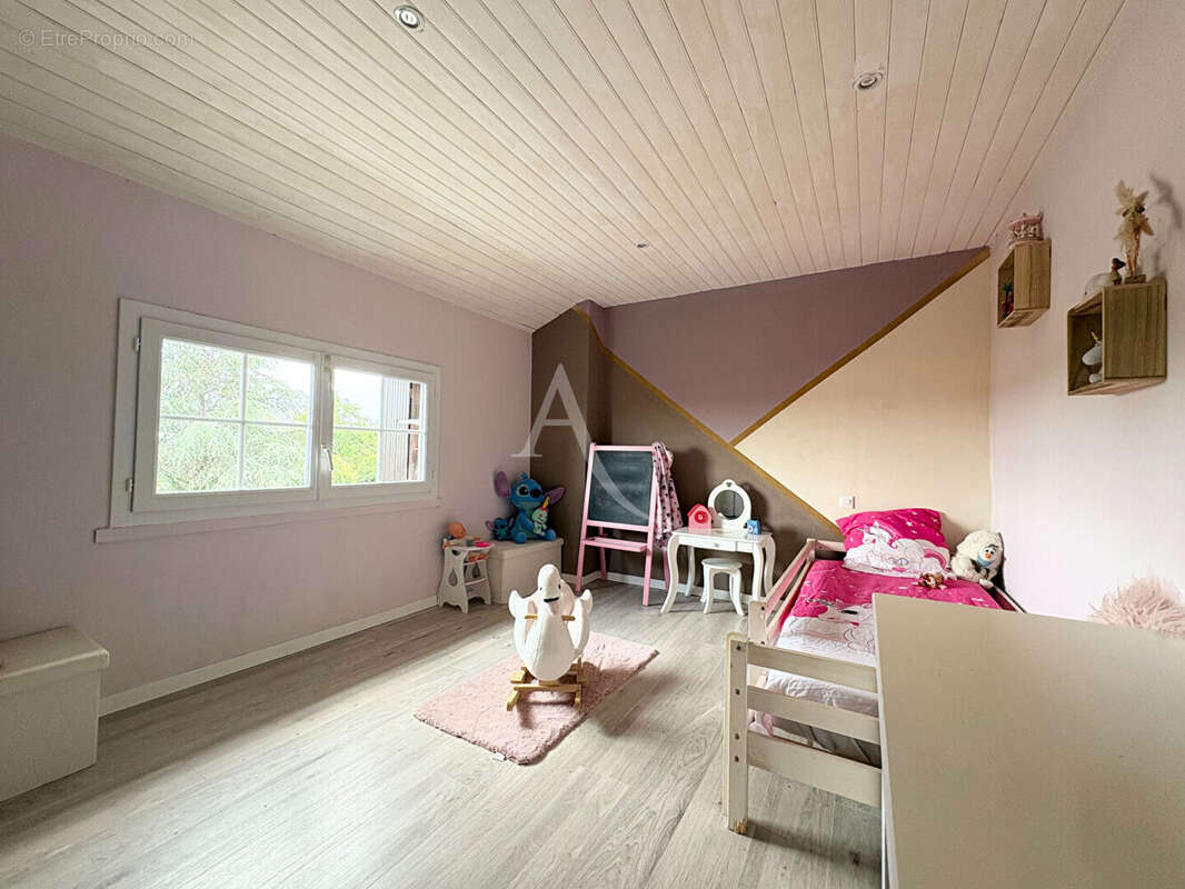 Maison 6 pièces - 4 chambres  - NALLIERS - photo 10
