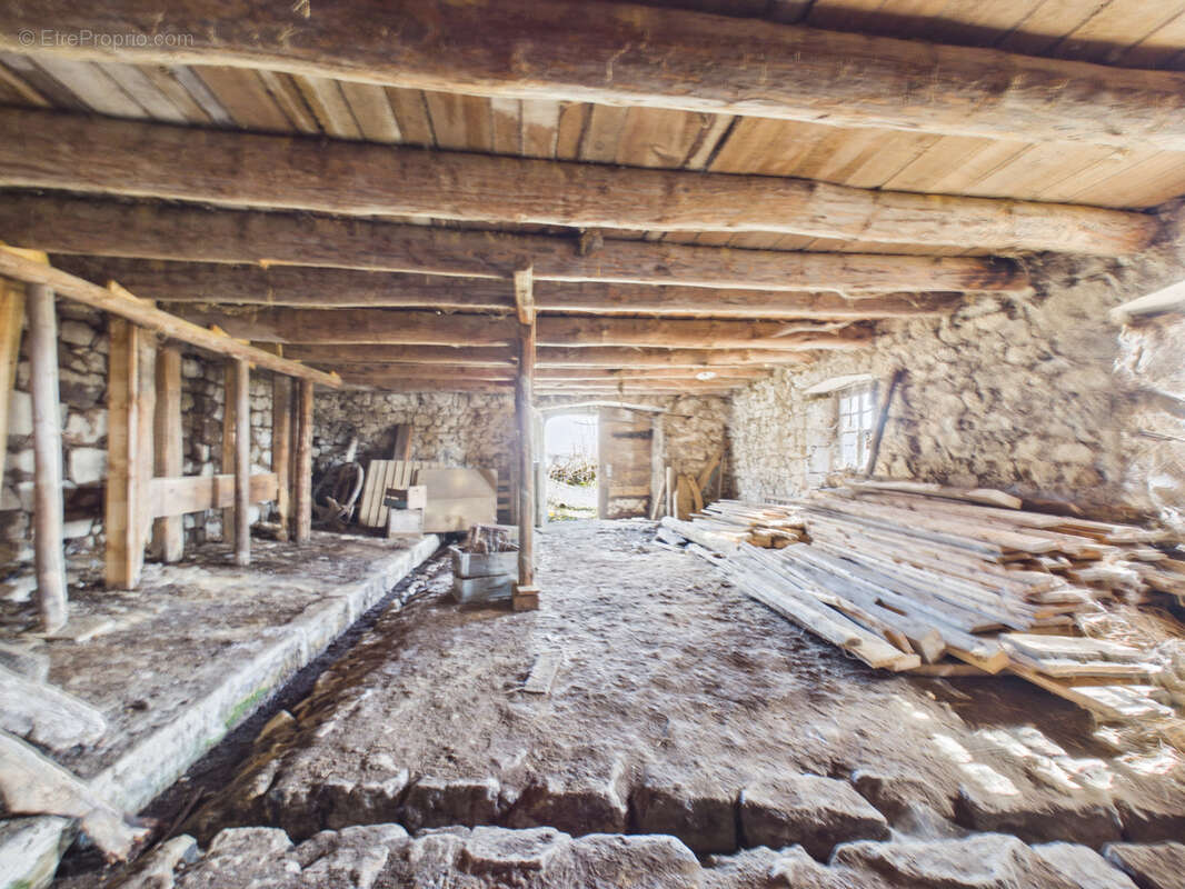 Parking à VENTEUGES