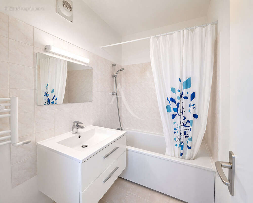 Studio à La Varenne Saint Hilaire de 23.55 m2 avec avec terrasse + cave + parking - photo 4