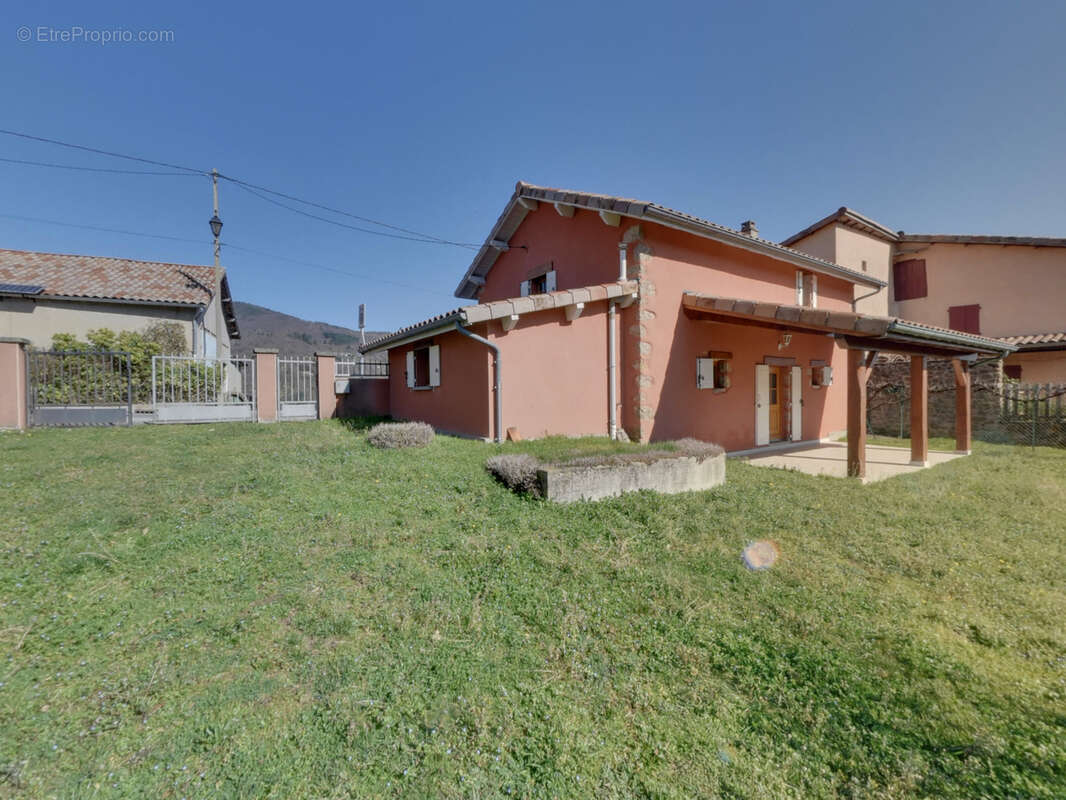 Maison à SAINT-BARTHELEMY-LE-MEIL