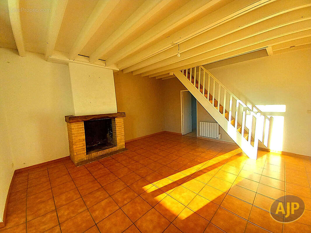 Maison à SAINT-GERMAIN-D&#039;ESTEUIL