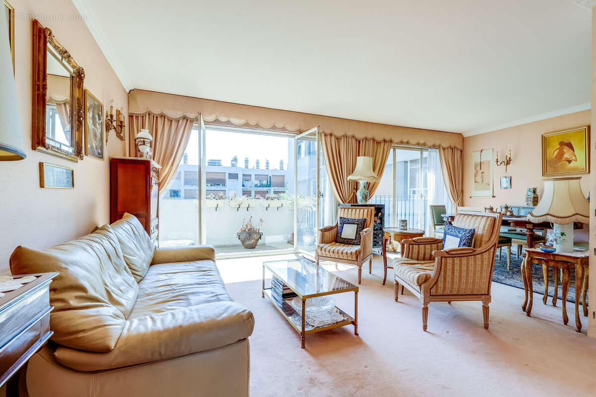 Appartement à PARIS-14E