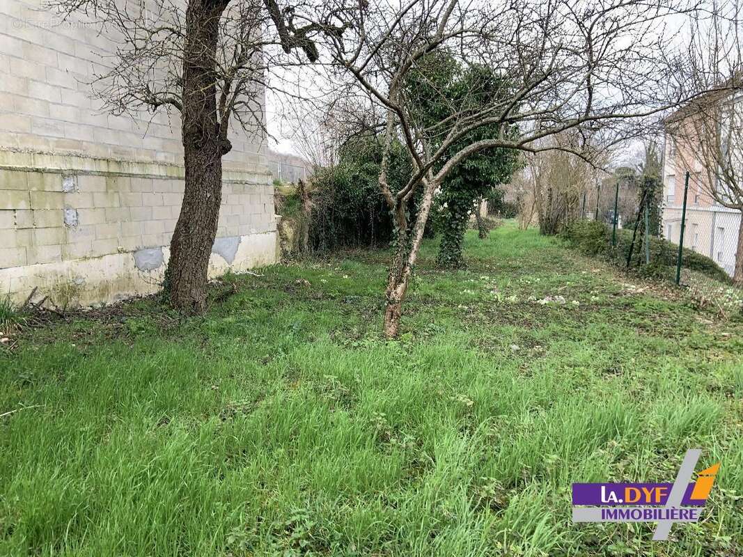 Terrain à VAUJOURS