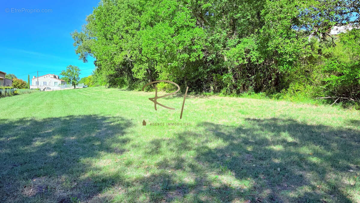 Terrain à SAINT-JEAN-DE-MARUEJOLS-ET-AVEJAN