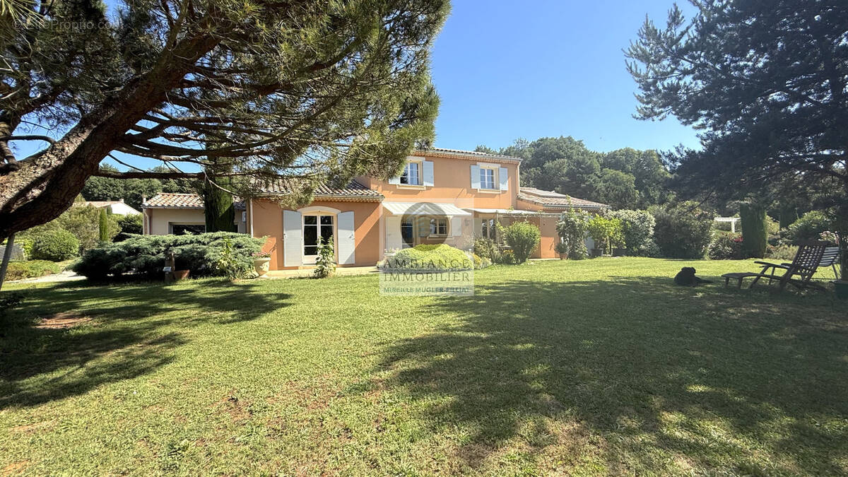 Maison à MONTELEGER