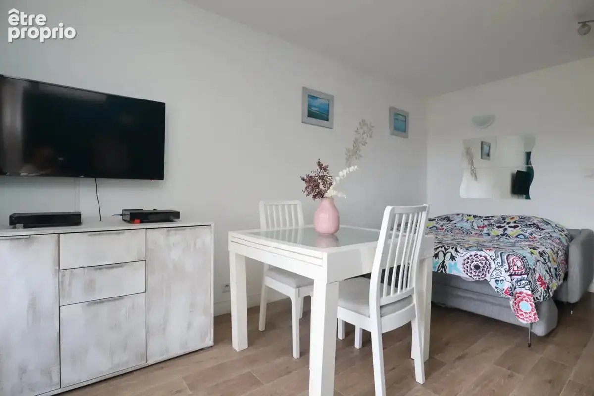 Hyères Port : Studio meublé  avec terrasse loggia et place parking privée en sous-sol sécurisé - photo 4