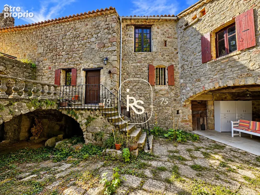 Ancien presbytère du XIIème siècle de 167 m2 avec cour, jardin et vue sur les montagnes - photo 1