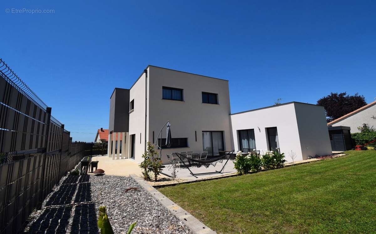 Maison à CREUZIER-LE-VIEUX