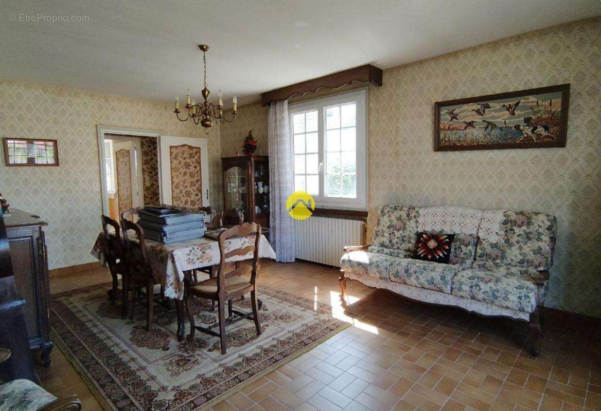 Maison à SAINT-DENIS-DE-JOUHET