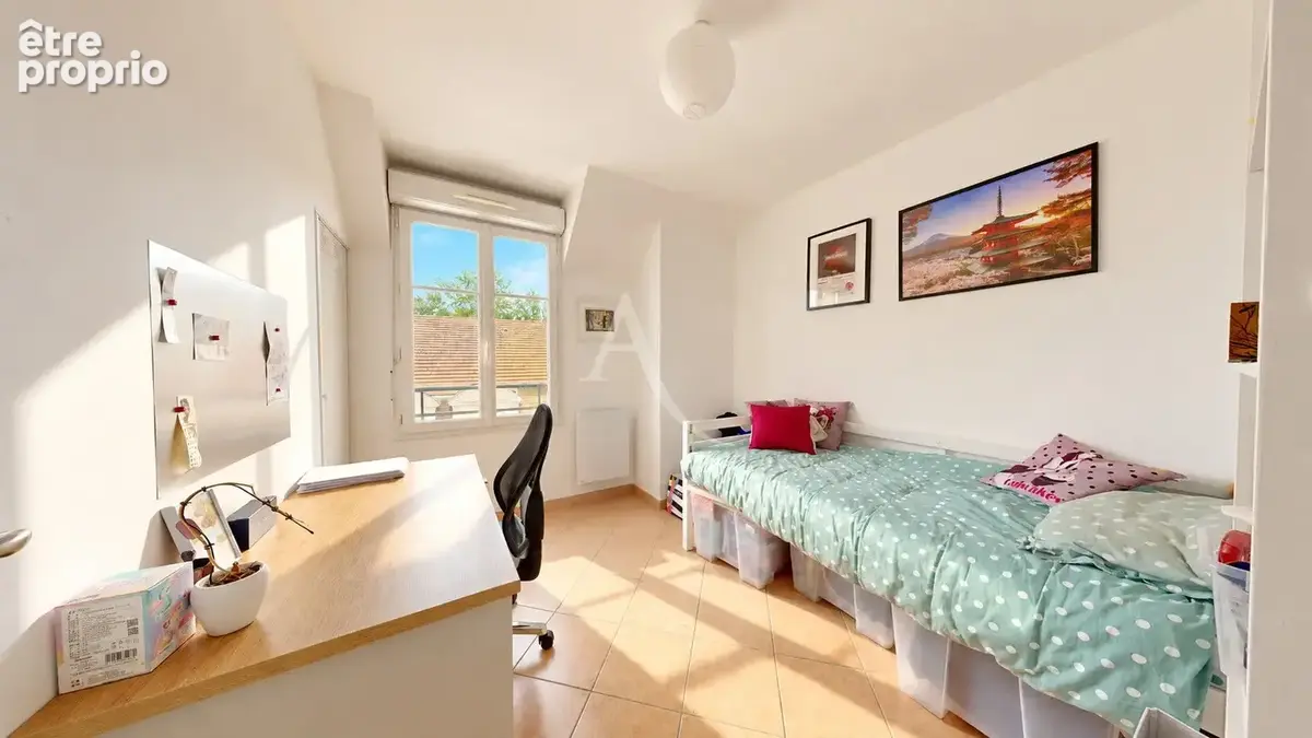 Appartement Vaureal  F5 en DUPLEX  au COEUR DE VILLE  de 75 m2 avec 43 m2 de terrasse et 2 places de parking en sous sol. - photo 8