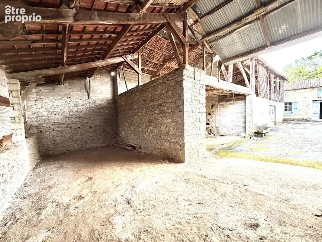 Ensemble immobilier avec deux maisons et nombreuses dépendances - photo 12