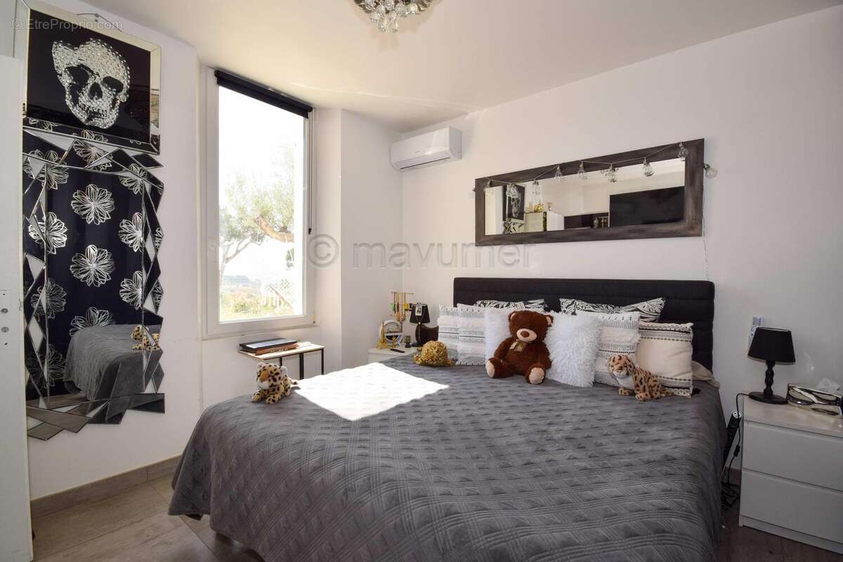 APPARTEMENT T4 ESPRIT MAISON AVEC PISCINE, JARDIN PRIVATIF DE 450 M² ET VUE MER L\'ESTAQUE  13016 Marseille n°1 - Appartement à MARSEILLE-16E