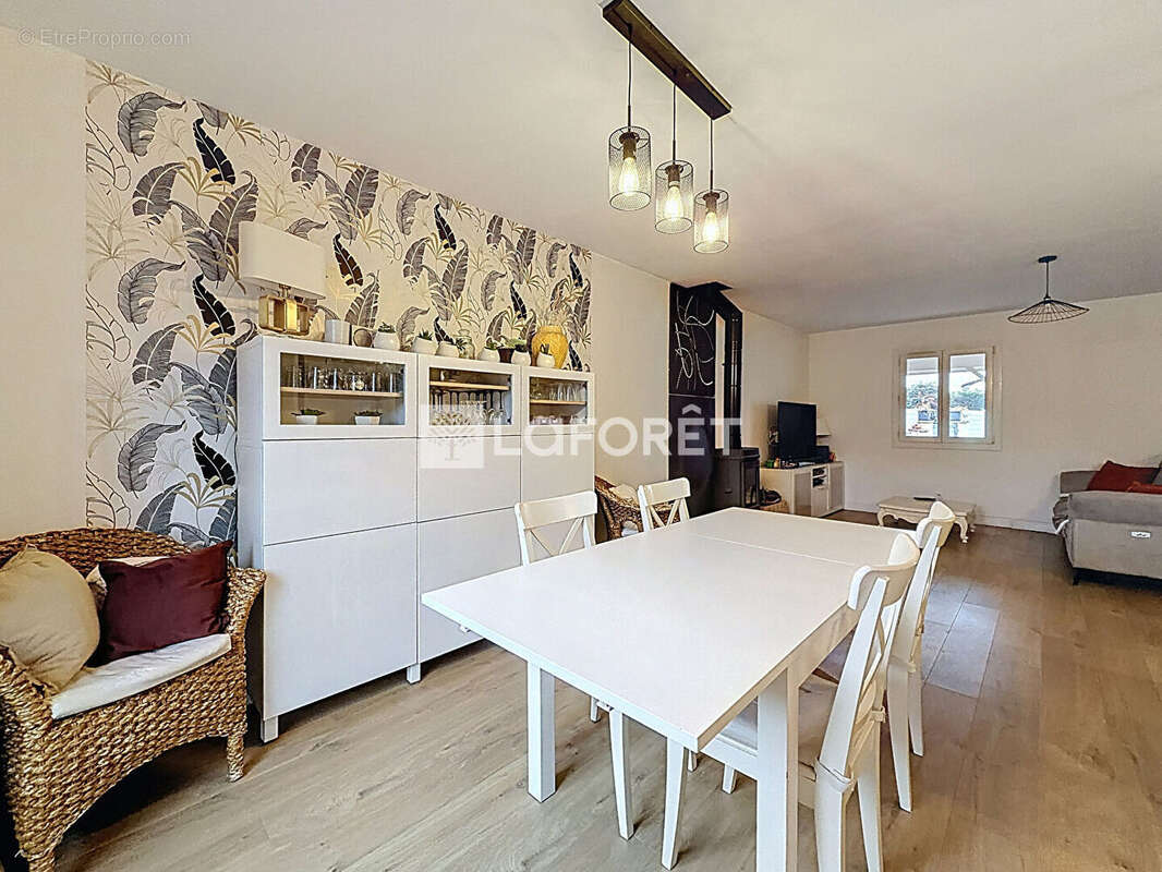 Maison à SAINT-ETIENNE-SUR-CHALARONNE