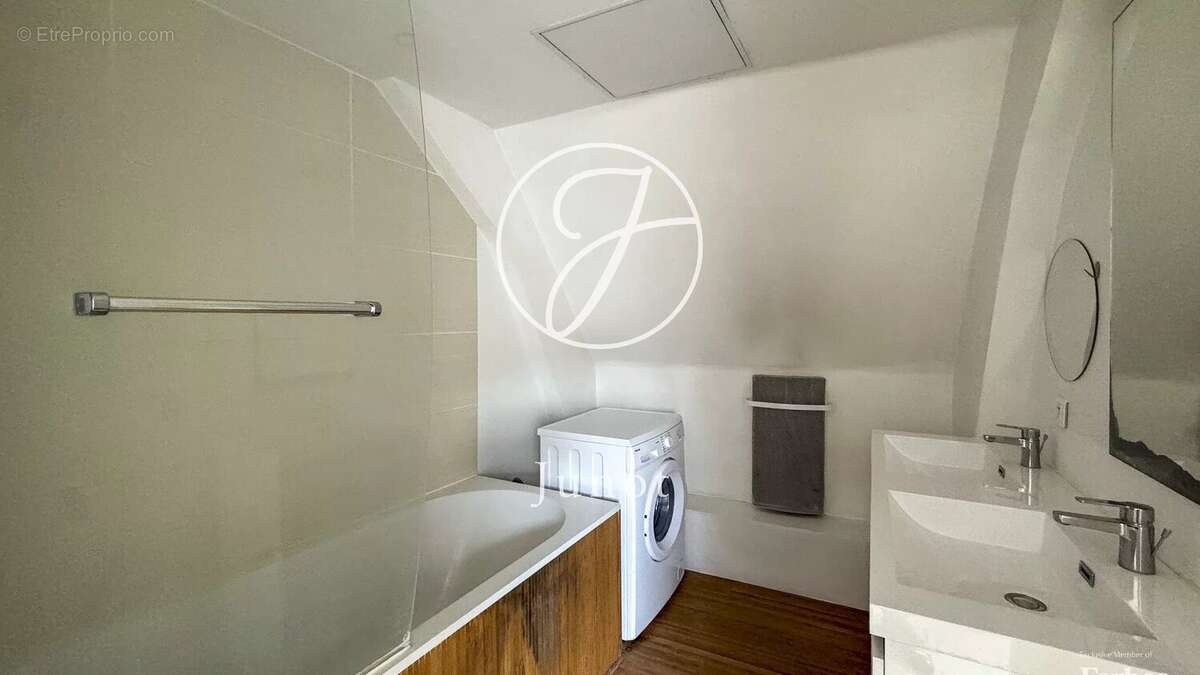 Lille - VIEUX LILLE - Immeuble de rapport à vendre - Local professionnel de 40m² - Duplex 4 pièces - 74m² loi carrez - 2 chambre - photo 5