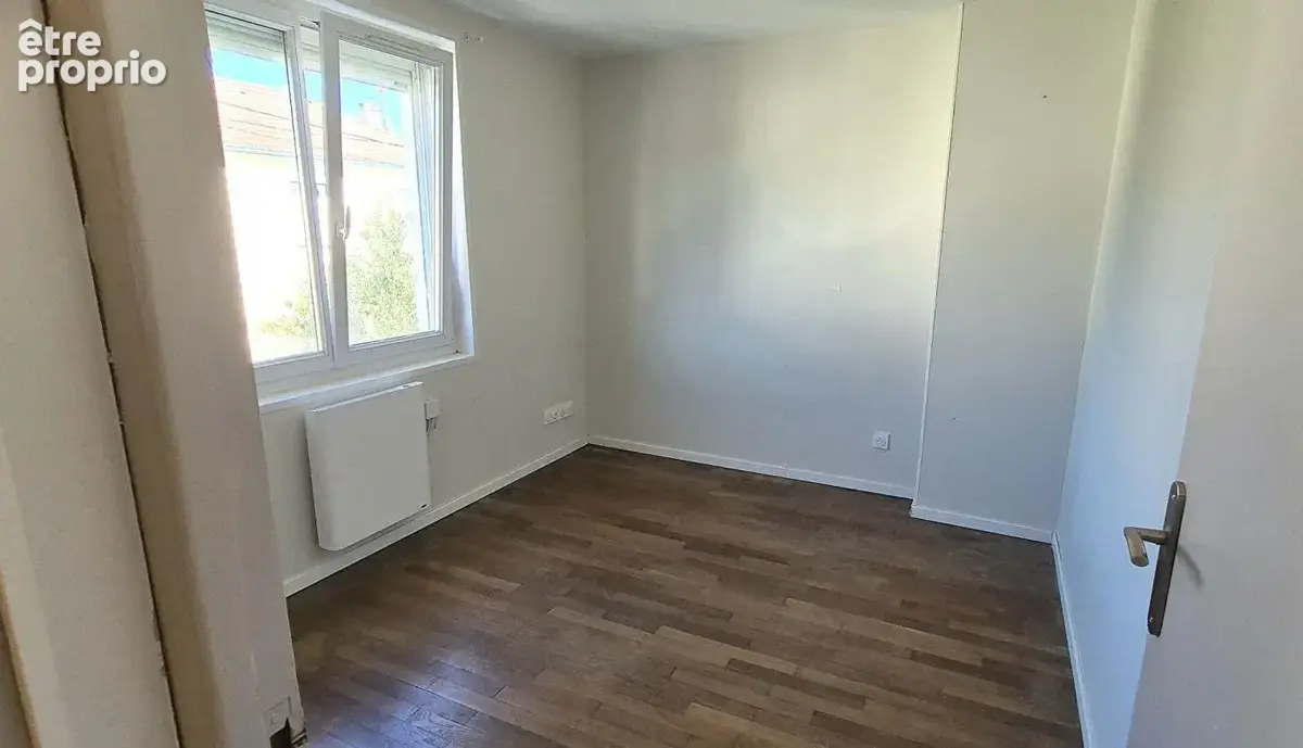 Belle Maison sur Sous-sol de 88 m² Rénovée avec Cours, Cave, Buanderie, Garage de 24 m² et un Terrain clos et entretenu de 329 m - photo 13