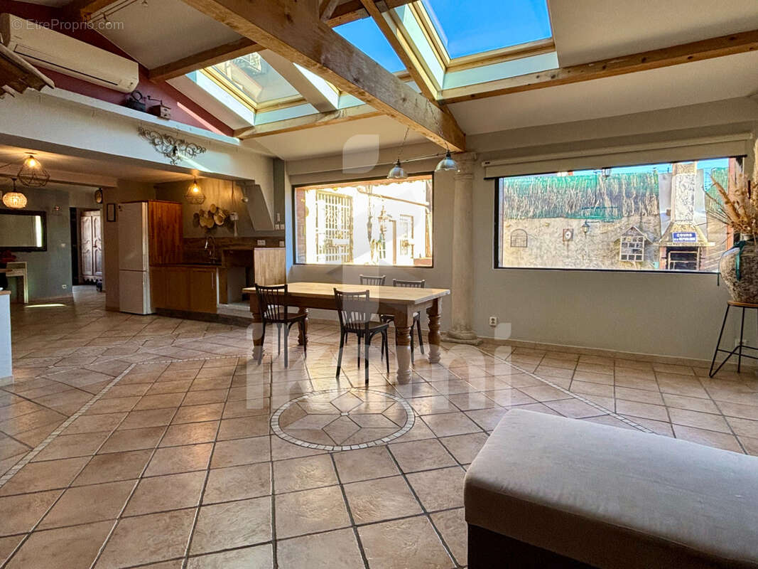 Maison à LAUDUN-L'ARDOISE