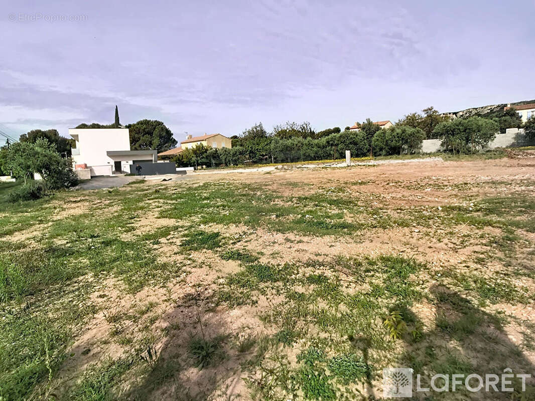 Terrain à LA FARE-LES-OLIVIERS