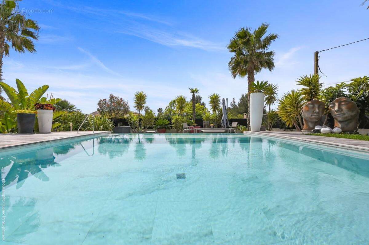 Sanary sur Mer - Villa d’exception de 250 m² – Piscine à débordement - photo 7