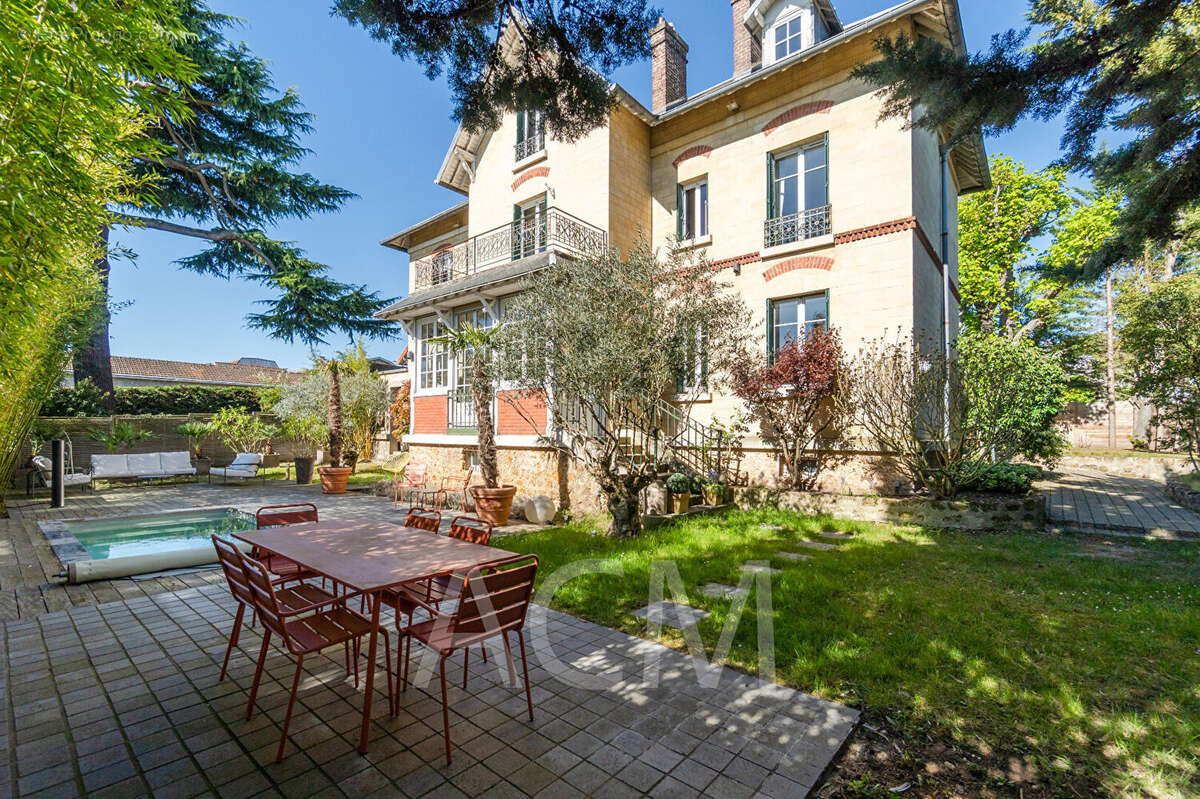 Maison à LE MESNIL-LE-ROI