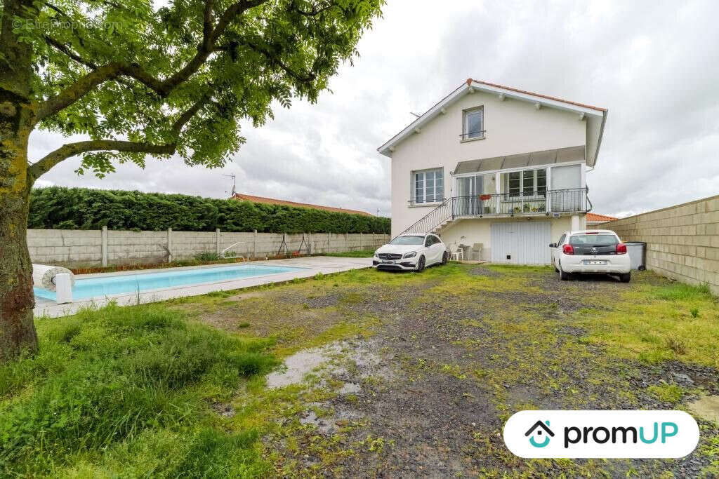 Maison à SAINT-ROMAIN-LE-PUY
