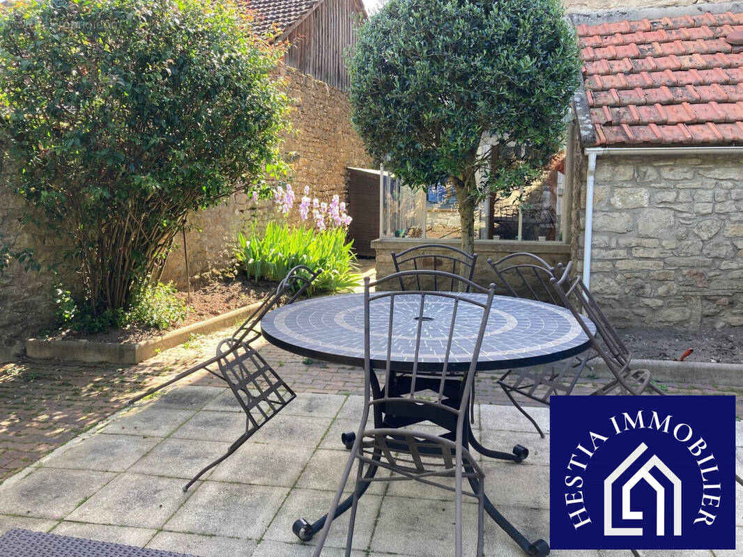 Maison à VAULT-DE-LUGNY