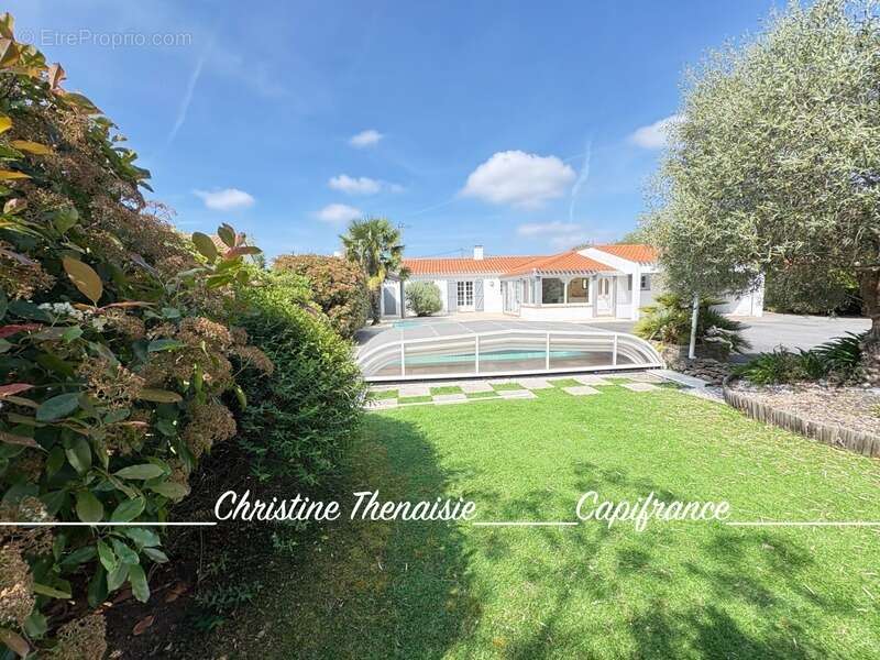 Maison à vendre 5 pièces - Plain-Pied - 3 chambres - 2 salles d'eau - 3 wc - Piscine couverte - 2 garages SAINT HILAIRE DE RIEZ  - photo 5