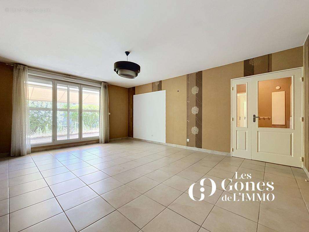 Centre de craponne appartement rez de jardin 2 chambres et g - photo 4