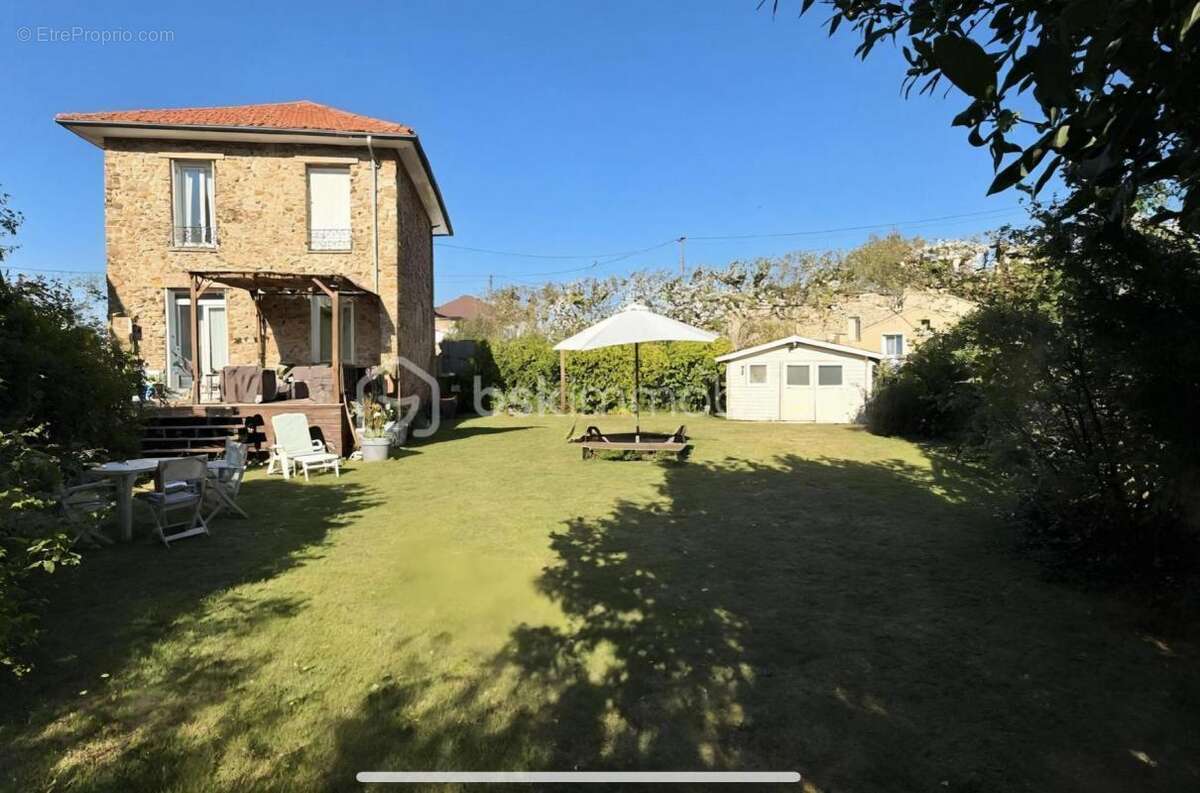 Maison à SAINTE-GENEVIEVE-DES-BOIS