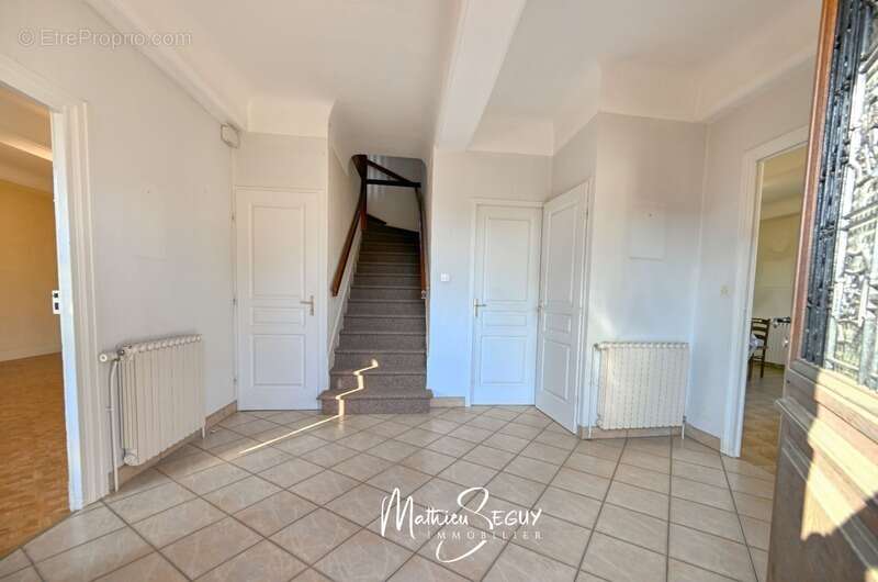 MILLERY – Beau potentiel pour cette maison P7 avec jardin, sous-sol et dépendances - photo 6