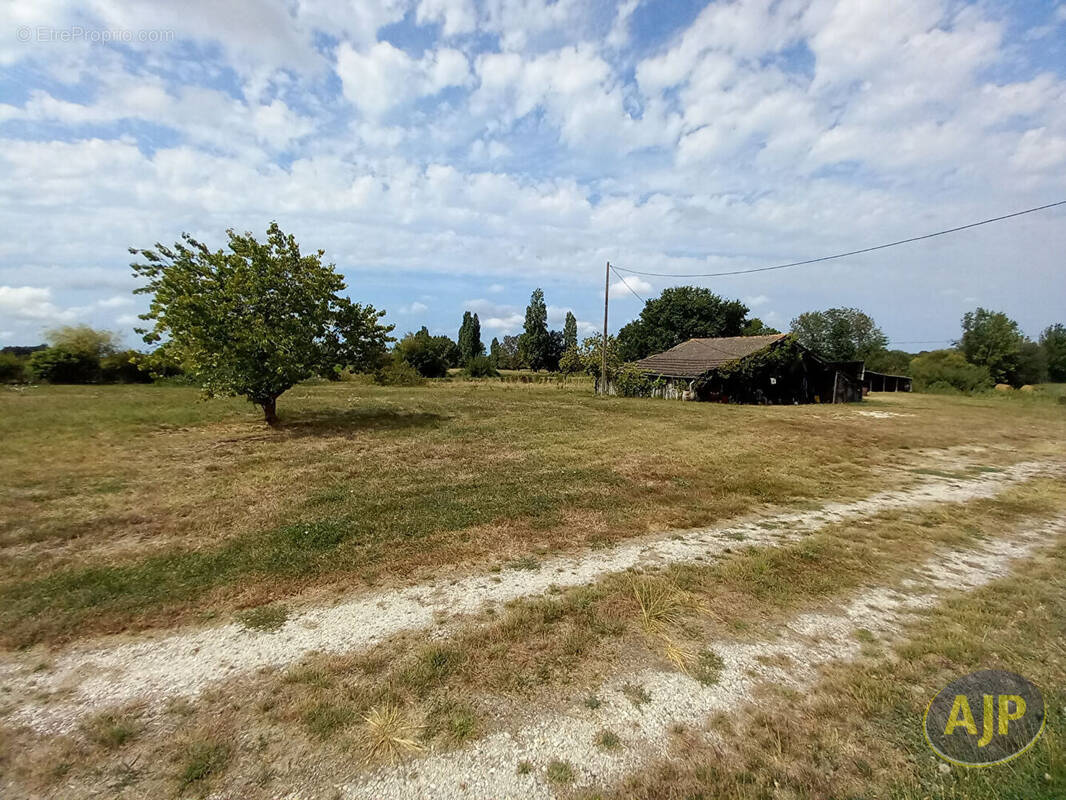 Parking à GAILLAN-EN-MEDOC