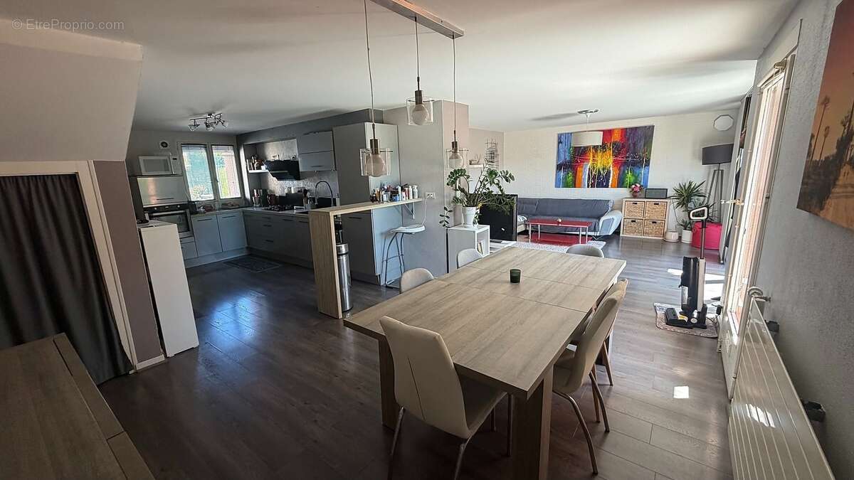Séjour ? Cuisine ouverte - Appartement à CRANVES-SALES