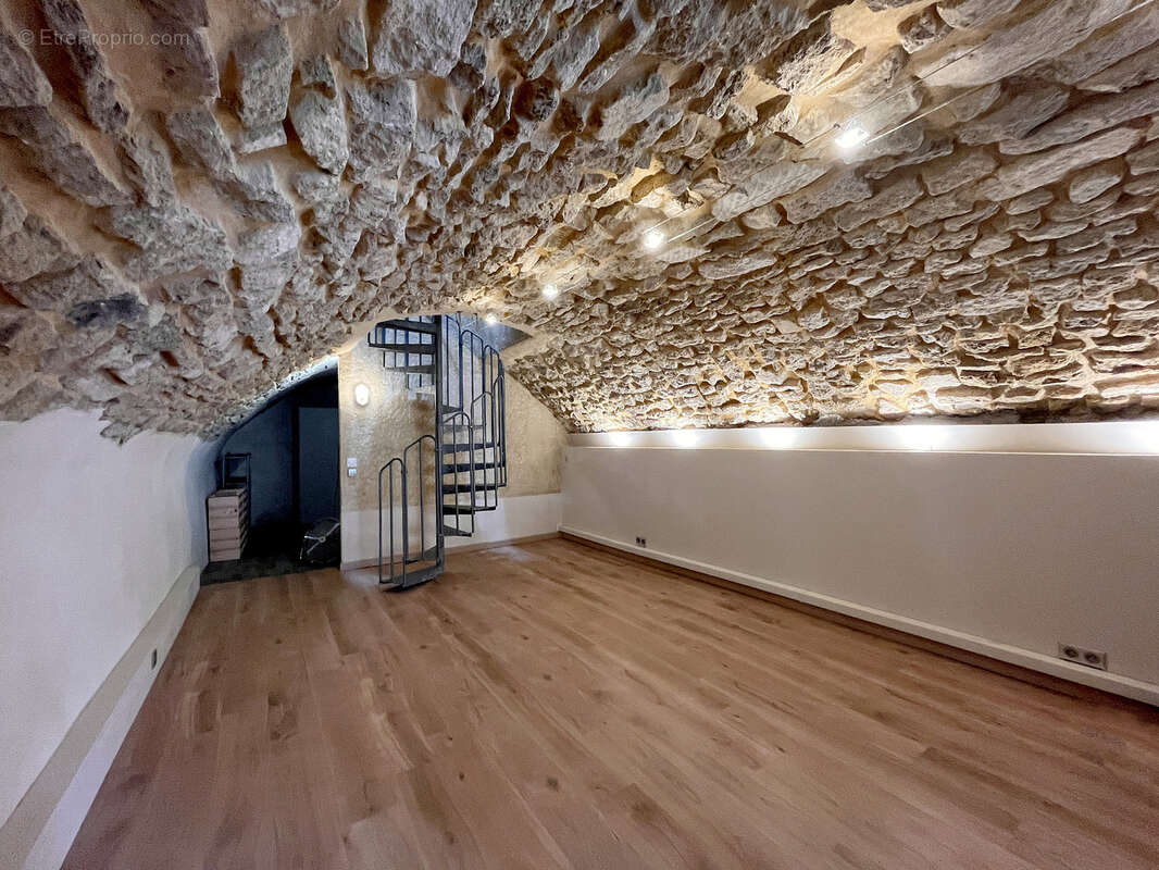 207 m2 au coeur du village avec terrasse et garage - photo 17