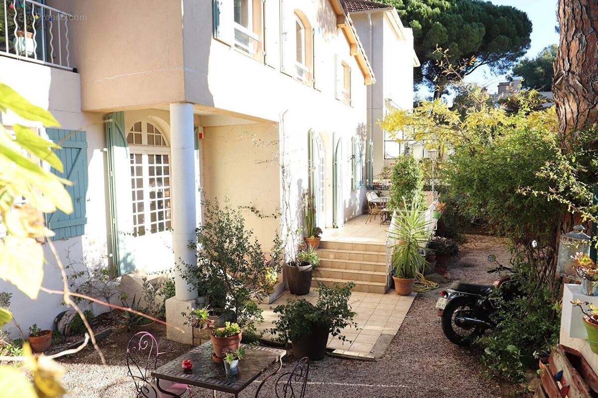 Maison à SAINT-CYR-SUR-MER