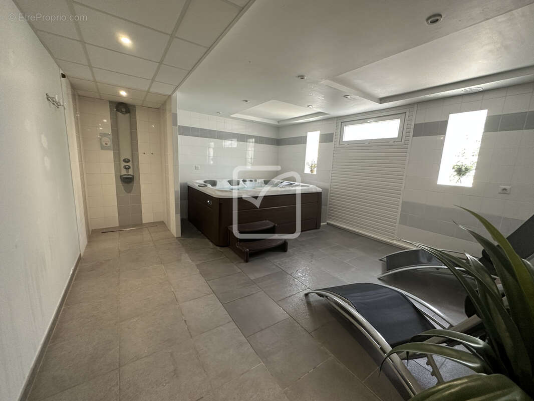 Commerce à SARLAT-LA-CANEDA